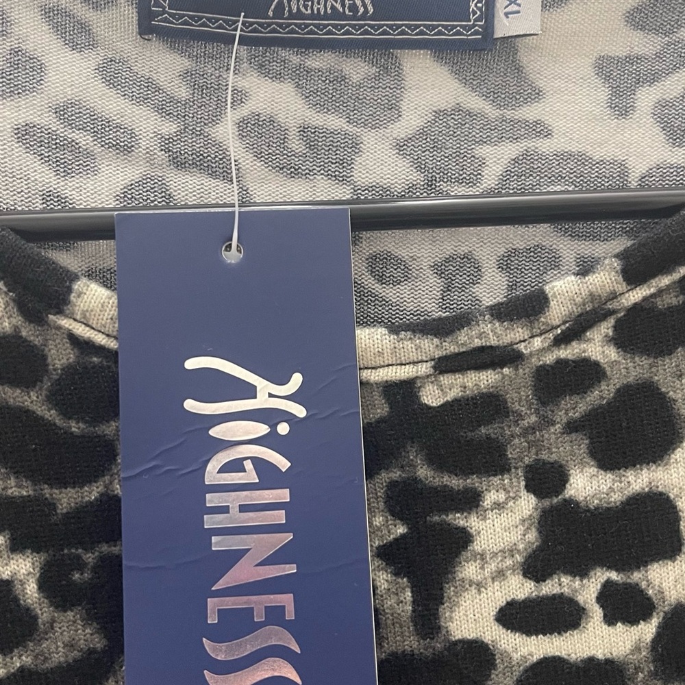 Chic Leopard Print Top - Picture 2 of 3